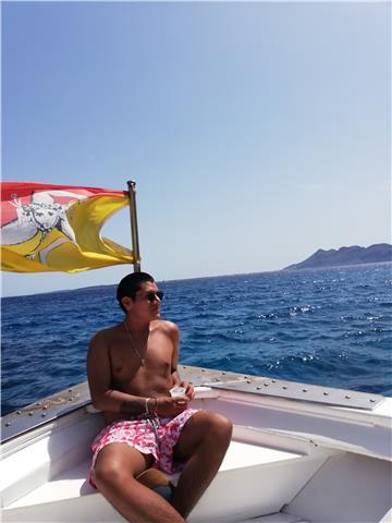 Hola:) soy un joven latinoamericano reciente en Italia. Si lo que quieres es perfeccionar tu español estoy dispuesto a ayudarte según tu nivel en el idioma. Mi método se basa en el diálogo de diversos temas