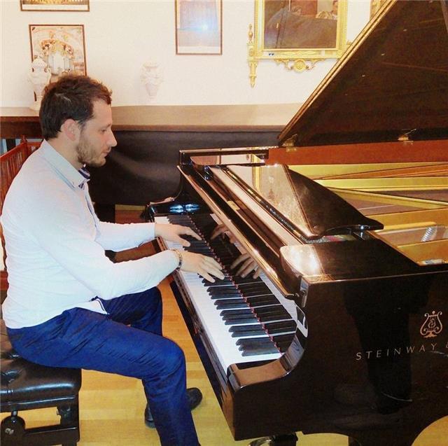 Insegnante di Pianoforte, Canto, Teoria, Solfeggio, Armonia