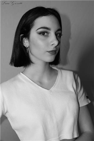 Sono una ragazza neodiplomata disponibile per ripetizioni provati di matematica , inglese e italiano