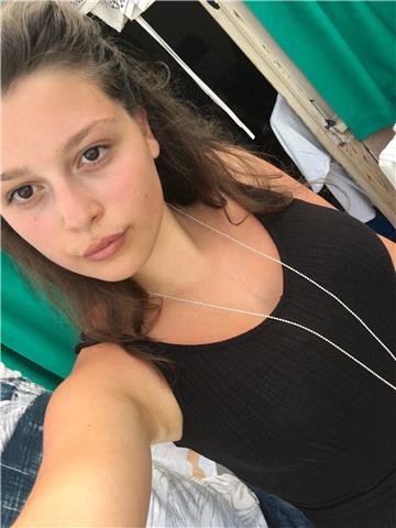 Ragazza di 18anni che offre il suo aiuto a coloro che lo richiedono