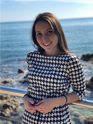 Laureata in lingue straniere e specializzata nell'insegnamento della lingua spagnola con un livello c2