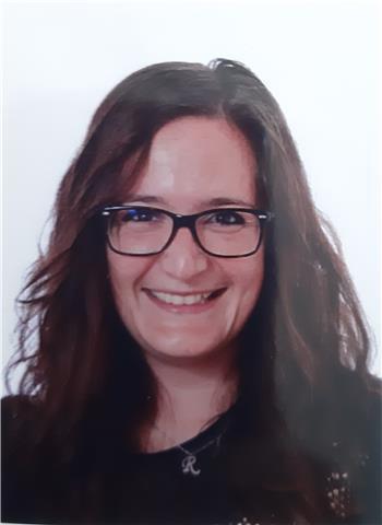 Diplomata liceo scientifico (100/100) con laurea in lingue