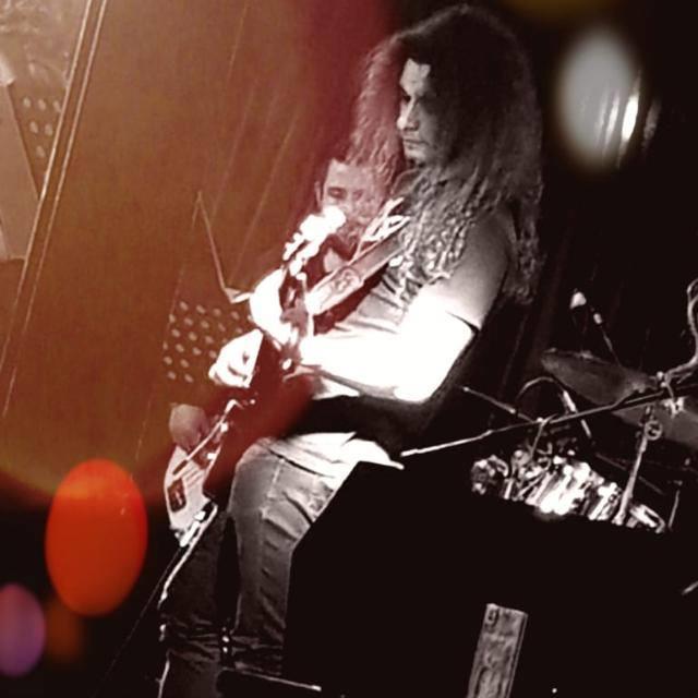Insegnante privato di chitarra con molta esperienza in ambito professionale,musica dal vivo e composizione di brani