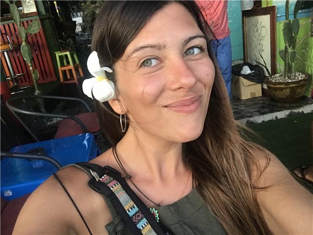 Profesora de inglés imparte clases en casa