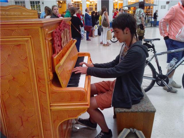 Estudiante de música da clases de Piano y Lenguaje Musical para todas las edades en Salamanca