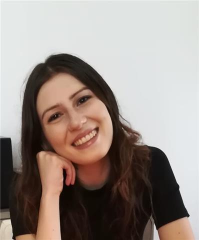 Studentessa di lingue (inglese, spagnolo, francese) in possesso di certificazione IELTS B2 (inglese) e DELE B2 (spagnolo)