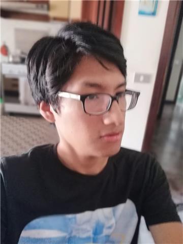 Ragazzo peruviano studente da lezioni di matematica molto dinamiche e usa metodo semplicissimo