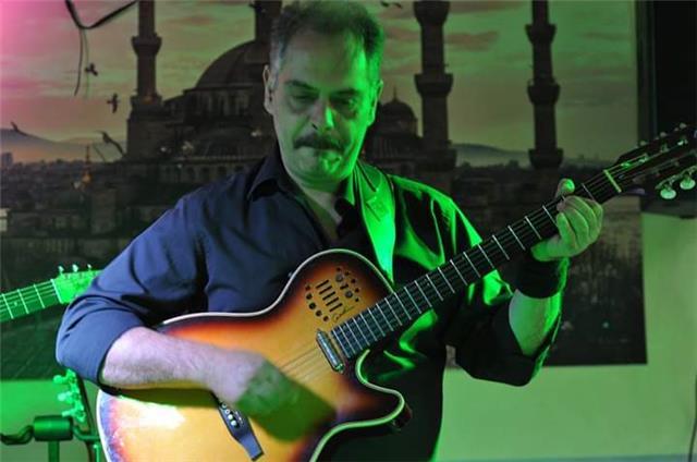 Insegnante di chitarra moderna e chitarra propedeudica per bambini