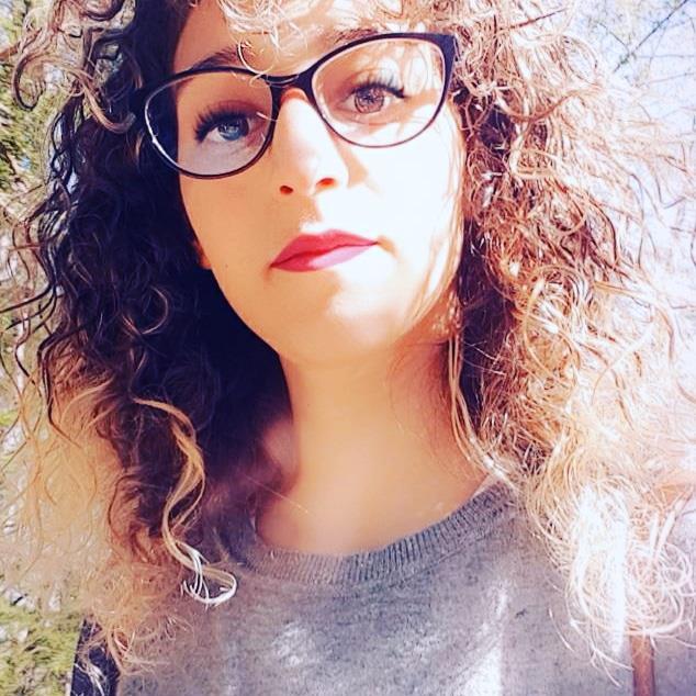 Sono una ragazza studentessa di università, 
ottime qualità linguistiche e matematiche