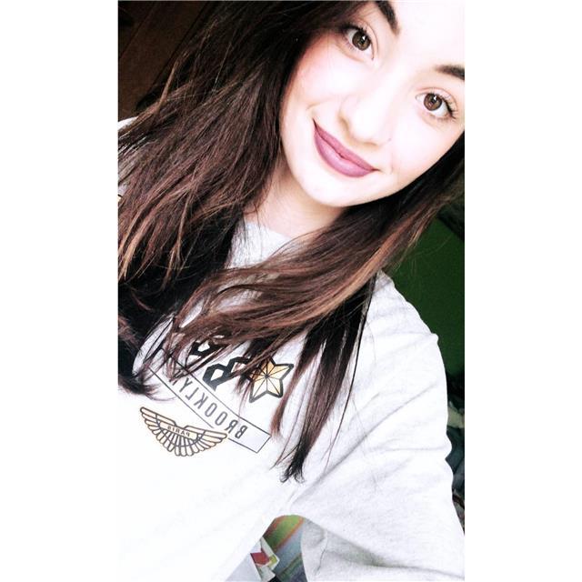 Sono una ragazza di 21 anni che ama studiare, conoscere, ma soprattutto trasmettere. Sono molto curiosa, dinamica ed intraprendente. Paziente ed empatica.
Sono diplomata in Scienze Umanistiche, quindi tutte le materie umanistiche sono il mio forte!