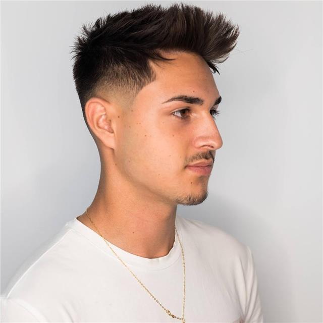 Soy un chico que actualmente está estudiando y formándose en el campo de deporte.
me gustaría poder llevar mis estudios al mismo tiempo que empiezo mi vida laboral