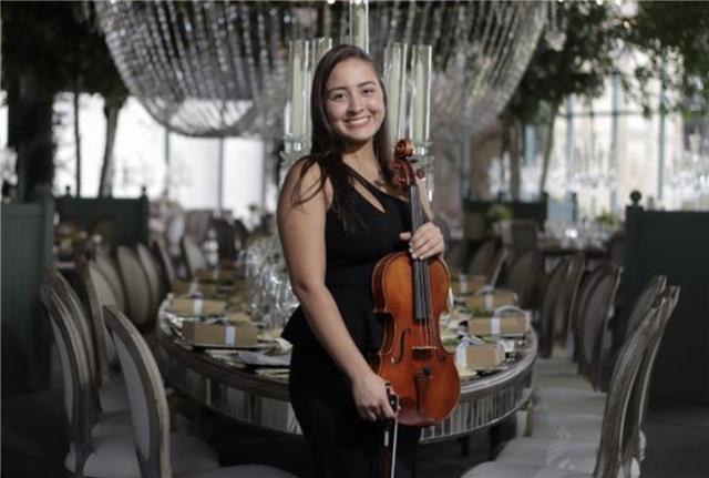 Doy clases particulares de violín y viola. A domicilio o en mi piso o en un lugar a convenir. Muy buen precio , estoy disponible en Verano