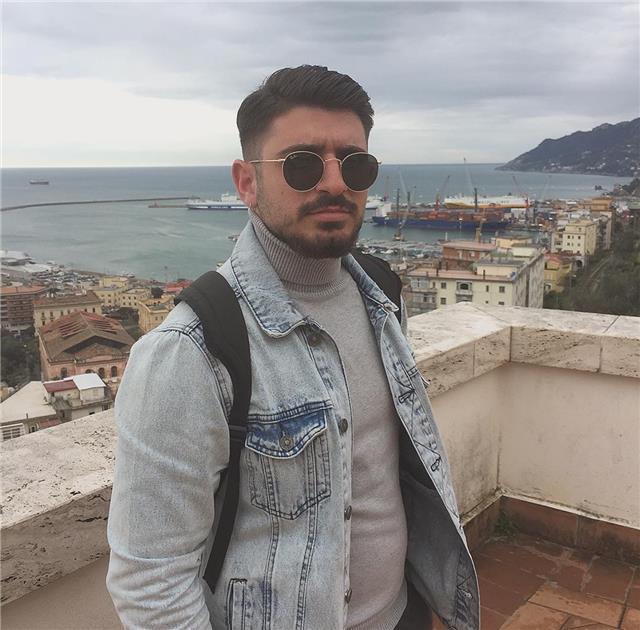 pianista percussionista, paroliere compositore con ottima conoscenza nel campo della musica pop