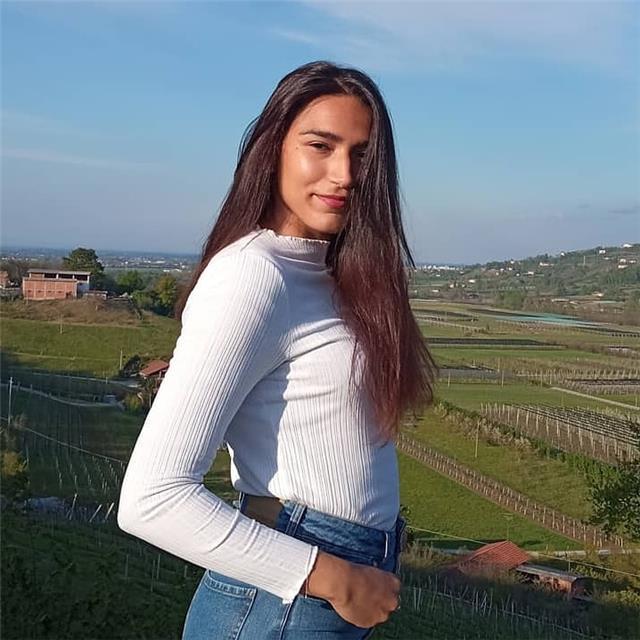 Studentessa Universitaria offre lezioni in presenza o online
