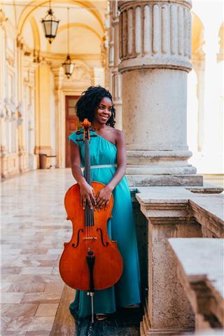 Profesora con titulación en la universidad de artes de cuba y con un master como formadora de orquestas para niños, jóvenes y adultos se ofrece para dar clases online o presencial, en solitario o en pequeños grupos, con más de 20 años de experiencia como 