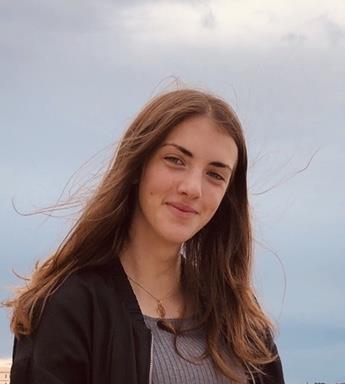 Studentessa universitaria di lingue offre lezioni private di italiano e inglese, sono madrelingua italiana e conosco molto bene la grammatica, e ho conseguito il livello C1 in inglese dopo aver vissuto un anno in Inghilterra. Abito a Roma e sono disponibi