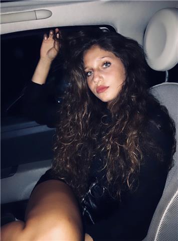 Sono una ragazza di 18 anni, frequento il liceo linguistico ed ho in questa lingua la certificazione livello B2