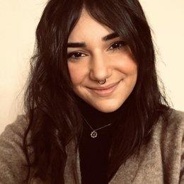 Estudiante de magisterio imparte clases de apoyo escolar