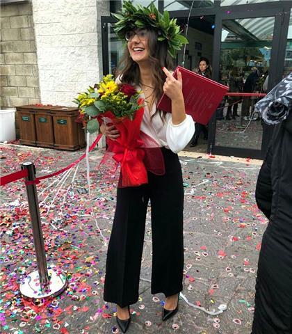 Laureata in lingue impartisce lezioni di lingua inglese, francese e tedesco e aiuti compiti