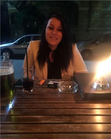 Ragazza ripetizioni appena diplomata