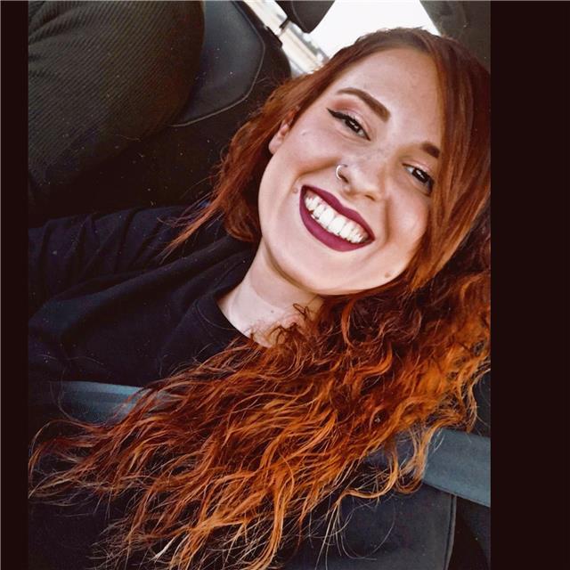 Mi chiamo Laura, ho un diploma in Design e uno in Servizi socio sanitari e una laurea in Progettazione artistica per l'impresa