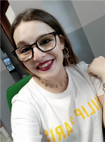 laureata impartisce lezioni di grammatica, traduzione, versione e speaking di lingua inglese a ragazzi di scuole elementari, medie e superiori