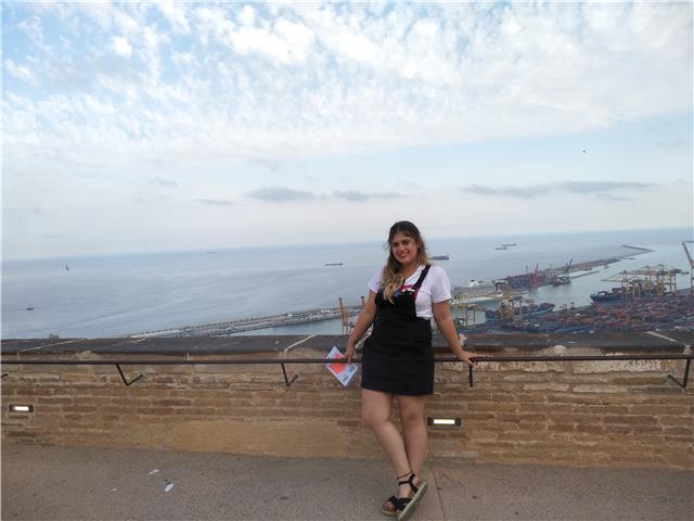 Doy clases particulares de inglés, lengua y francés, soy estudiante de tercero de filología hispánica en la universidad de sevilla