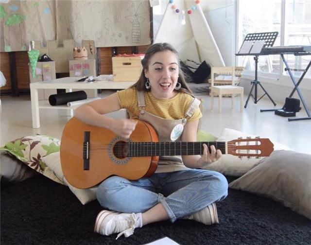 Maestra de educación infantil basada en actividades lúdicas, metodología con influencias montessori - reggio emilia