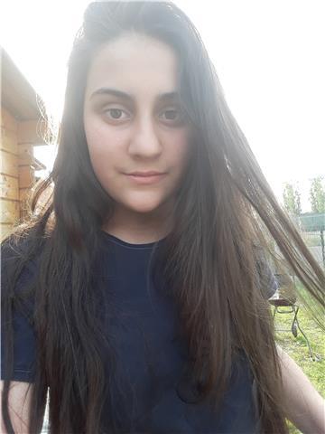 Studentessa al liceo Linguistico, aiuto bambini dell'elementari a fare i compiti in diverse materie. Sono una ragazza responsabile e seria