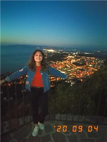 Laureanda in fisica triennale.
buone basi di matematica, fisica, storia, letteratura italiana e latina, scienze naturali, arte