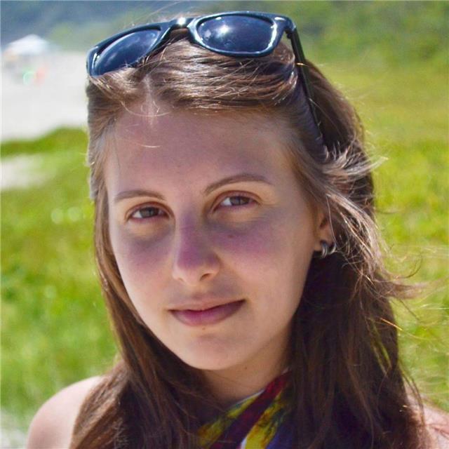 Clases de Portugués con profesora nativa y multilingüe dando clases presenciales en Granada y en línea