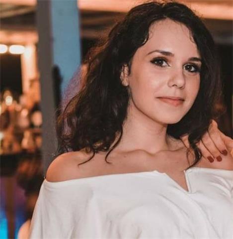 Studentessa di Fotografia all'accademia di Milano per professionisti, offre lezioni per amanti della fotografia, storia e basi per approcciarsi a questo mondo