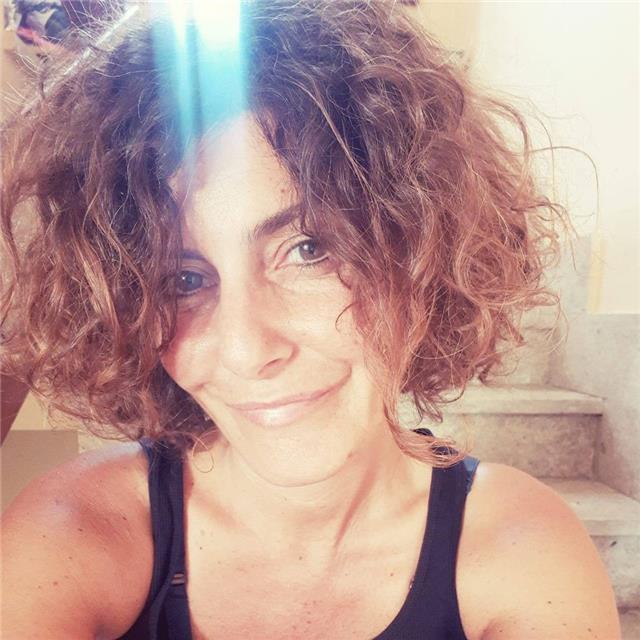 Docente d'italiano impartisce lezioni, anche a stranieri