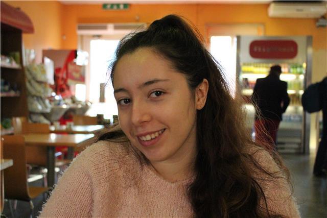 Universitaria diplomata al liceo classico offre lezioni private per italiano, storia, filosofia, scienze, letteratura italiana, latina e greca.b