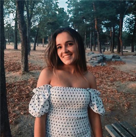 Profesora particular que imparte clases a niños