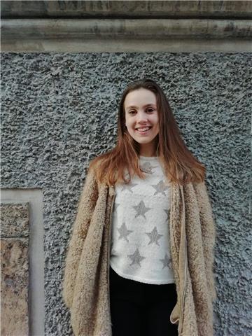 19enne con certificazione C1 Advanced Cambridge diplomata al Liceo Scientifico Bilinguismo e exchange student in Canada nel 2018