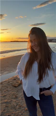 Siempre me ha gustado la asignatura de lengua desde pequeña así como historia y economía. estudié ciencias políticas y gestión pública