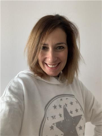 Profesora de primaria catalana con ganas de ayudar en la educación. Soy entusiasta y dedicada en la actualidad però por el covid trabajando desde casa. Me gustaría dar clase de segundo a cuarto de primaria, però puedo dar clases de primero a sexto