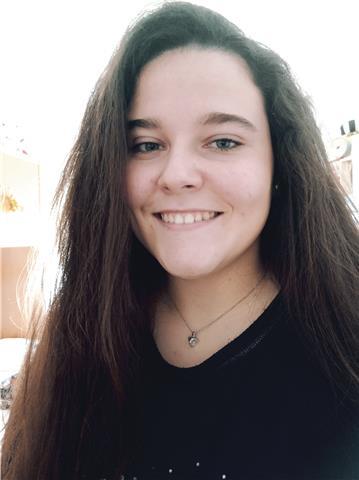 Profesora de apoyo a niños de educación primaria para matemáticas, lengua e inglés