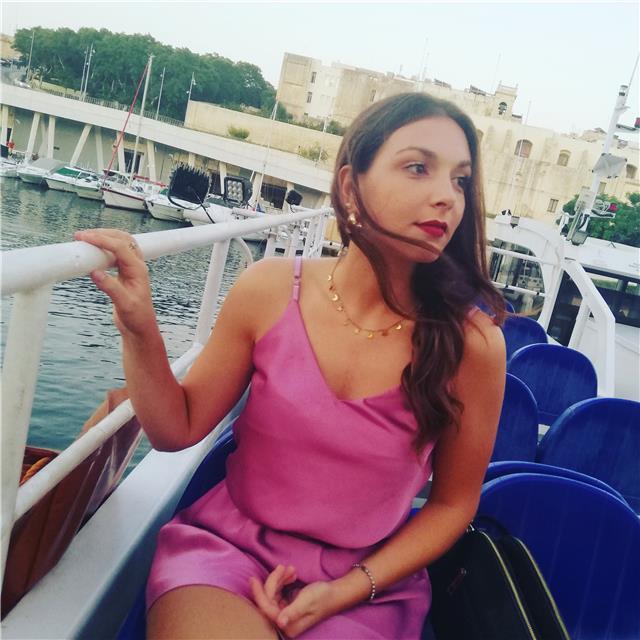 Mi chiamo Ivana, ho l'età di 22 anni . sono diplomata in scienze umane, ho acquisito la patente europea ed anche un coro di formazione in inglese. Sono laureante in tecniche psicologiche con in corso, un corso di formazione per assistente all'infanzia. Un