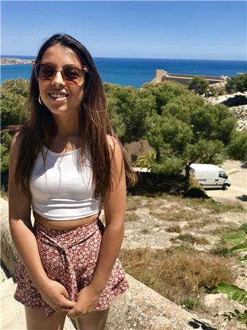 Profesora joven de inglés ofrece clases para niños de entre 5 y 15 años