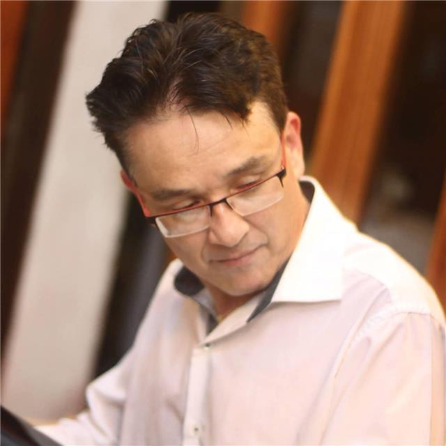 Maestro con especialidad en piano y orquestas infantiles con certificaciones de Harvard, University Carolina of North, Duke University, Curtis, etc. Trayectoria comprobable formando niños de muy alto nivel musical