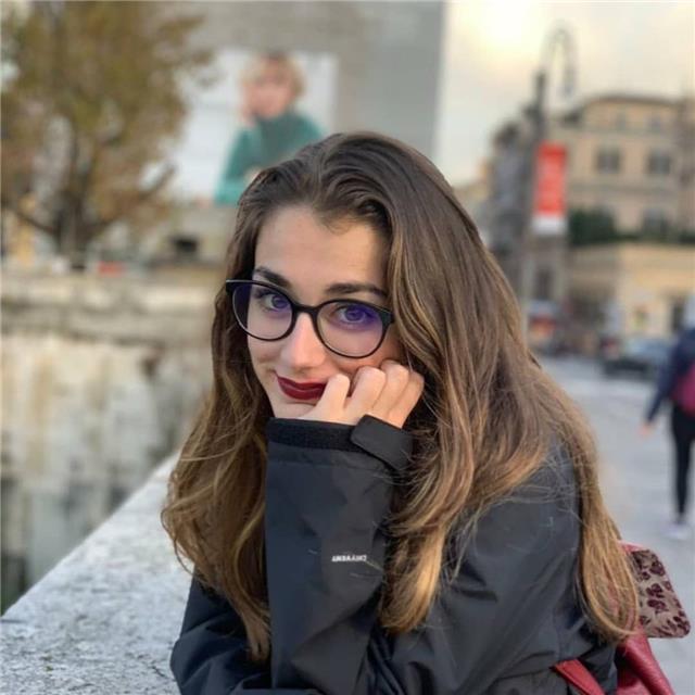 Ragazza diplomata impartisce lezioni di matematica!