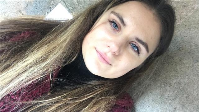 Ragazza appena diplomata da ripetizioni private