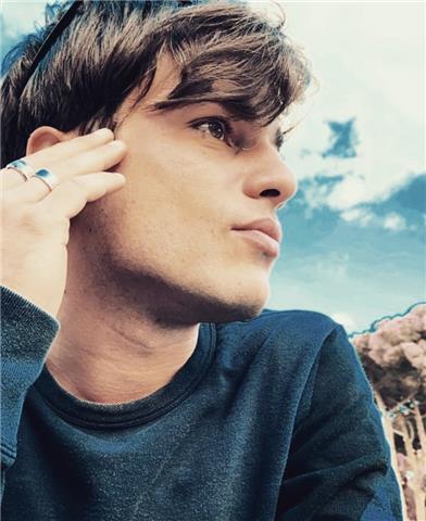 Sono un ragazzo che fa pianoforte da qualche anno e posso insegnare le basi soprattutto ai bambini