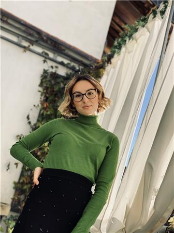 Ragazza laureata impartisce ripetizioni di inglese online ed in presenza