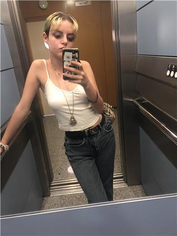 Estudiante de batchillerato científico, apasionada por las matemáticas y las ciencias y aspirante a estudiar medicina. para niños de hasta 15 años