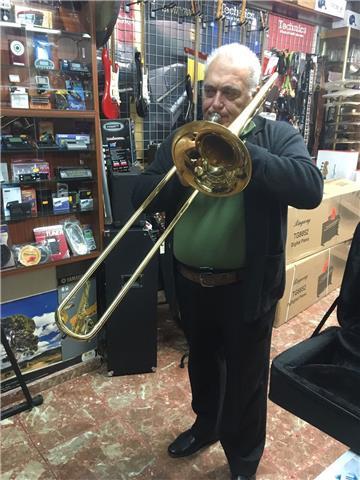 Doy clases de música en general. Solfeo, teoría, inicios de piano. Trompeta, fliscorno, trombón de pistones, bombardino. Instrumentos de banda