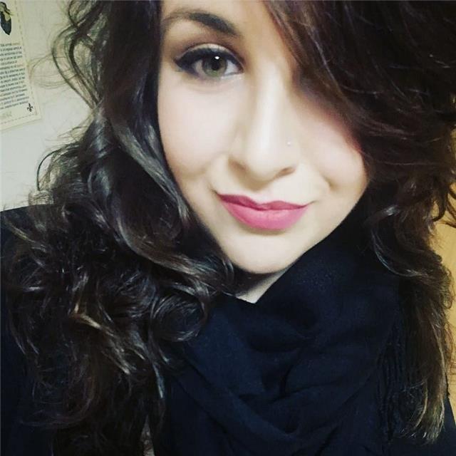Insegnante di inglese, laureata magistrale in Scienze linguistiche, letterarie e della traduzione presso l'Università La Sapienza di Roma