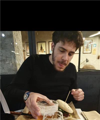 Studente laureando impartisce lezioni a liceali e non